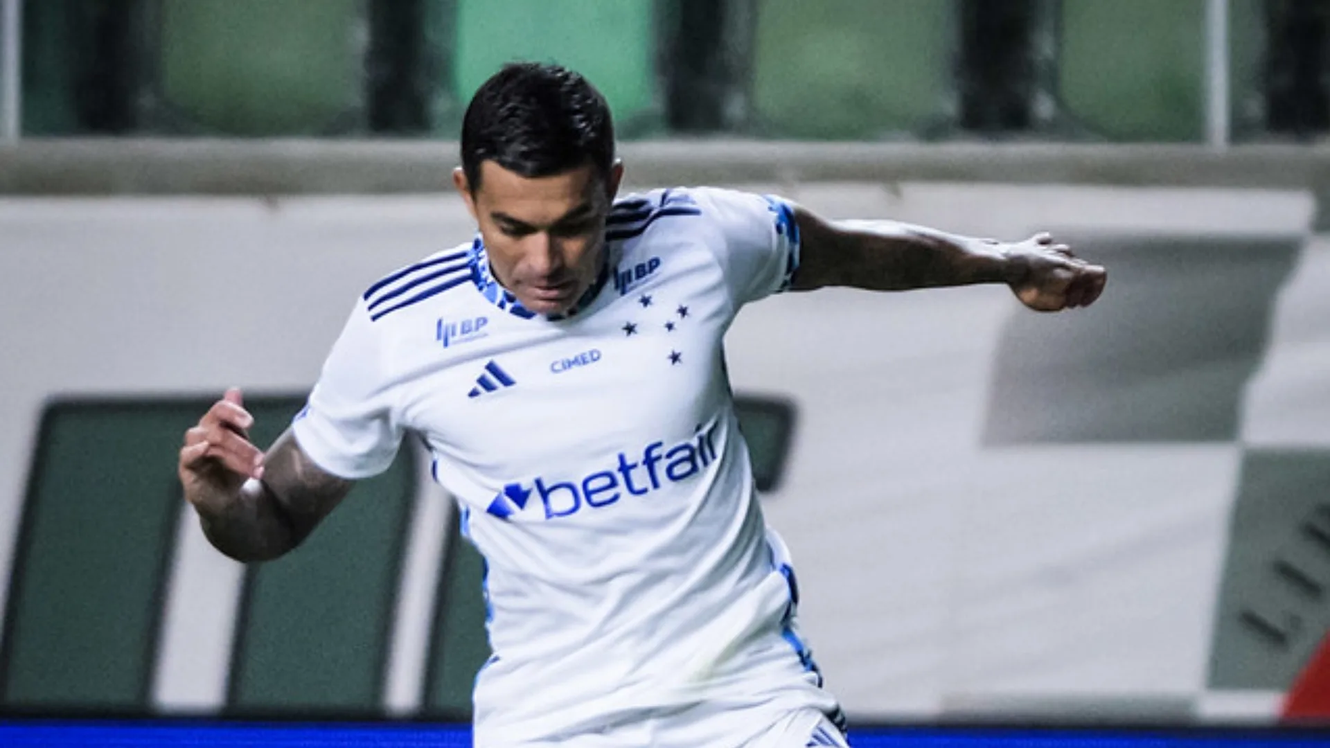 Dudu celebra sequência de jogos no Cruzeiro após saída do Palmeiras e evita confronto com Leila Pereira