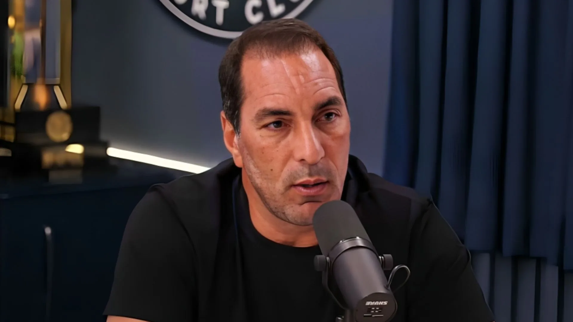 Edmundo sobe o tom e revela ranço por torcida do futebol brasileiro: “Soberba”