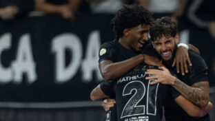 Talles Magno, Matheus Bidu e Yuri Alberto comemoram gols (Rodrigo Coca/ Ag. Corinthians)