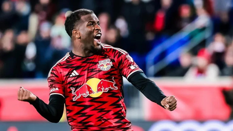 Botafogo encaminha a contratação do atacante Elias Manoel, que estava na MLS