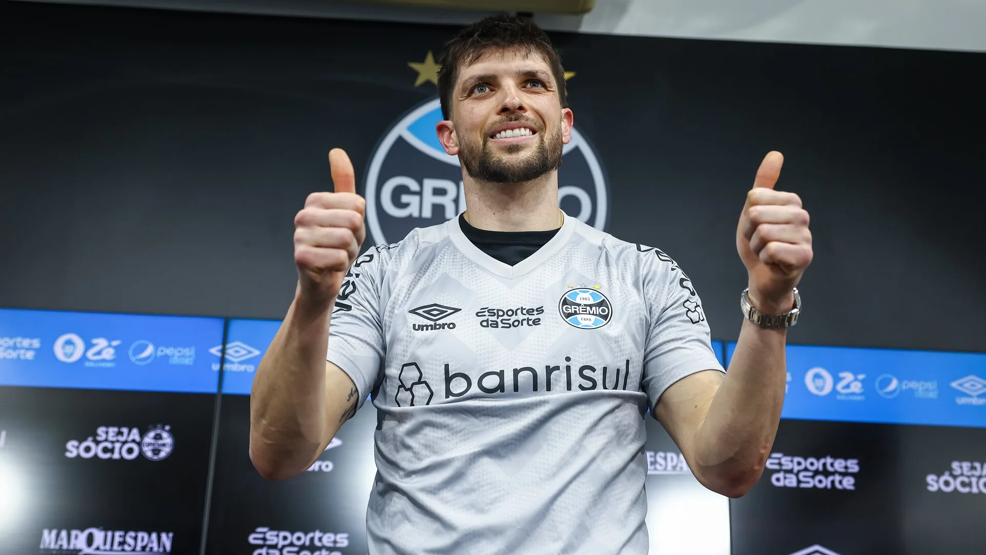 Tiago Volpi apresenta problemas físicos e fica de fora de Grêmio x Vitória; Gabriel Grando ganha chance