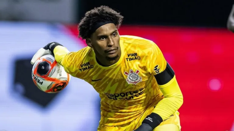 Hugo Souza vira alvo de clube italiano e Nicola revela conversa com estafe do goleiro: “Vai permanecer no Corinthians” 