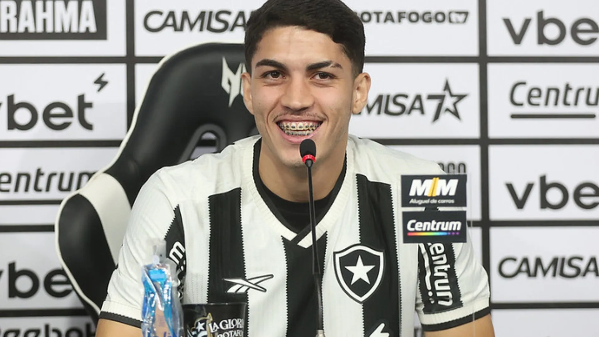 Jair esclarece polêmica em negociação com Botafogo: “Sempre quis estar aqui”