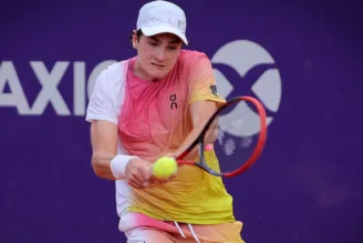 Na imagem João Fonseca bate na bola