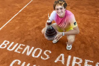 Na imagem, João Fonseca com o troféu