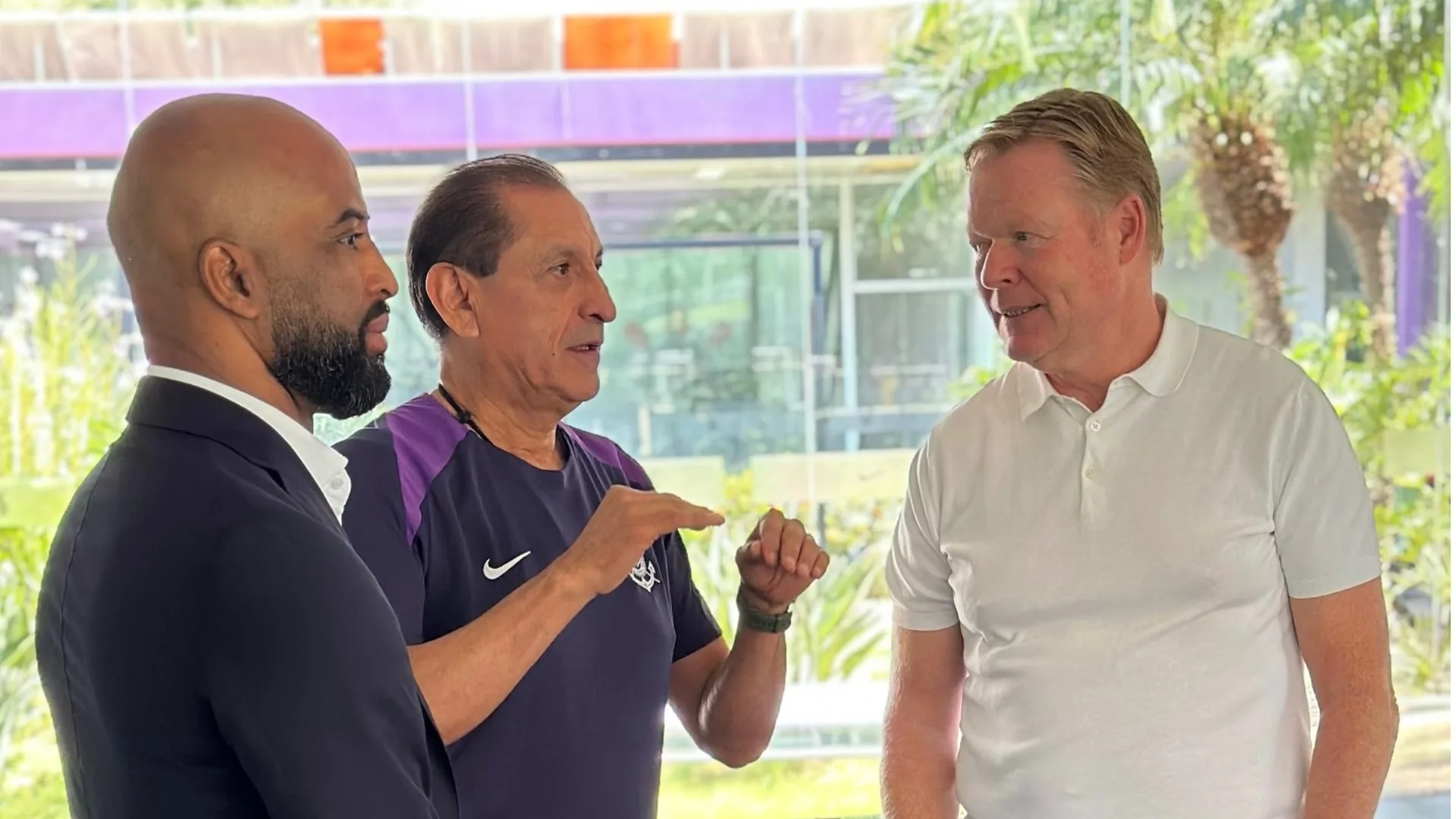 No Brasil para acompanhar Memphis Depay, Ronald Koeman, técnico da Holanda, visita CT do Corinthians