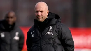 Arne Slot, técnico do Liverpol em treinamento (Divulgação)