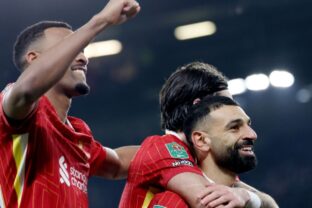 Jogadores do Liverpool celebram gol na Premier League (Divulgação)