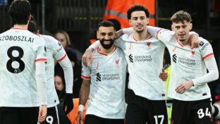 Jogadores do Liverpool comemoram gol na Premier League (Reprodução - YouTube)