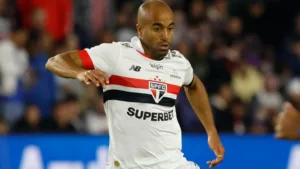 Lucas Moura reage e manda recado aos torcedores do São Paulo