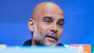 Guardiola em entrevista coletiva - Divulgação/Manchester City