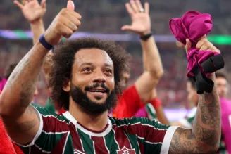 Na imagem, Marcelo sendo apresentado no Fluminense