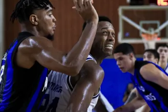 Na imagem, Minas x pinheiros disputam bola