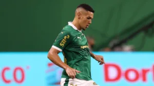 Zagueiro do Palmeiras vira alvo de rivais e procura possível negociação
