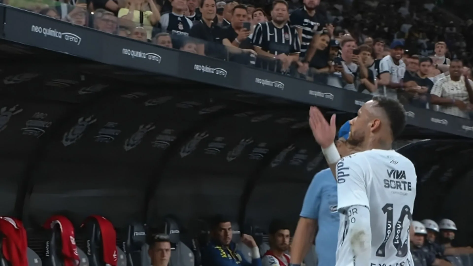 Neymar dá bronca e ironiza xingamentos em Corinthians x Santos; assista