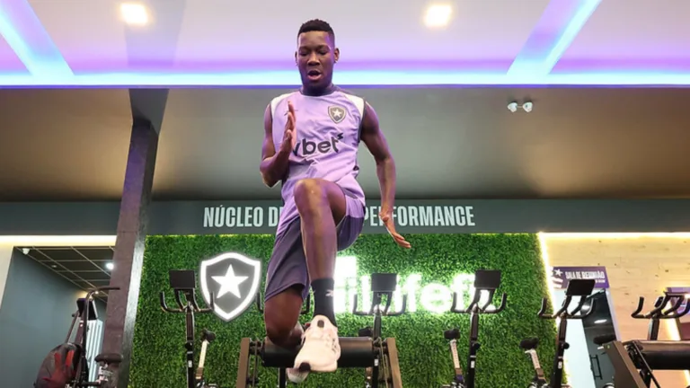 Patrick de Paula tem como meta seguir no Botafogo e para manter a forma monta academia em casa