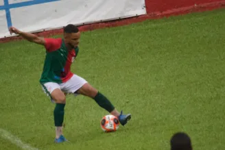 Na imagem, jogador da Portuguesa Santista domina bola