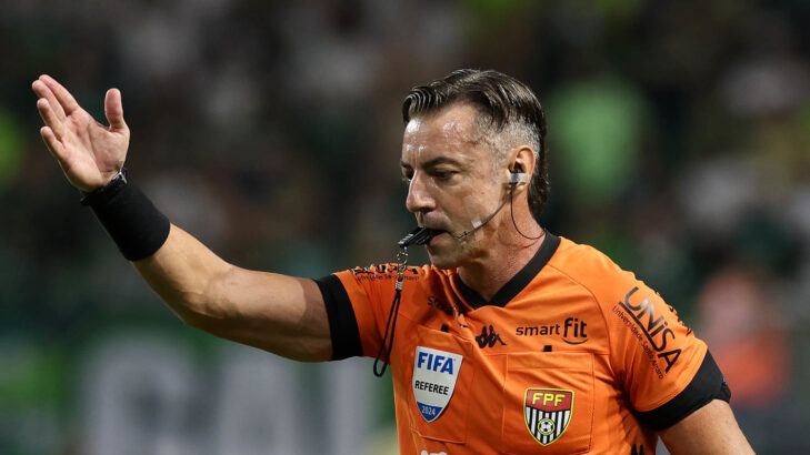 Raphael Claus apitando Palmeiras x Corinthians (Cesar Greco/Palmeiras)