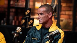 Rivaldo em entrevista para empresa patrocinadora (Divulgação)