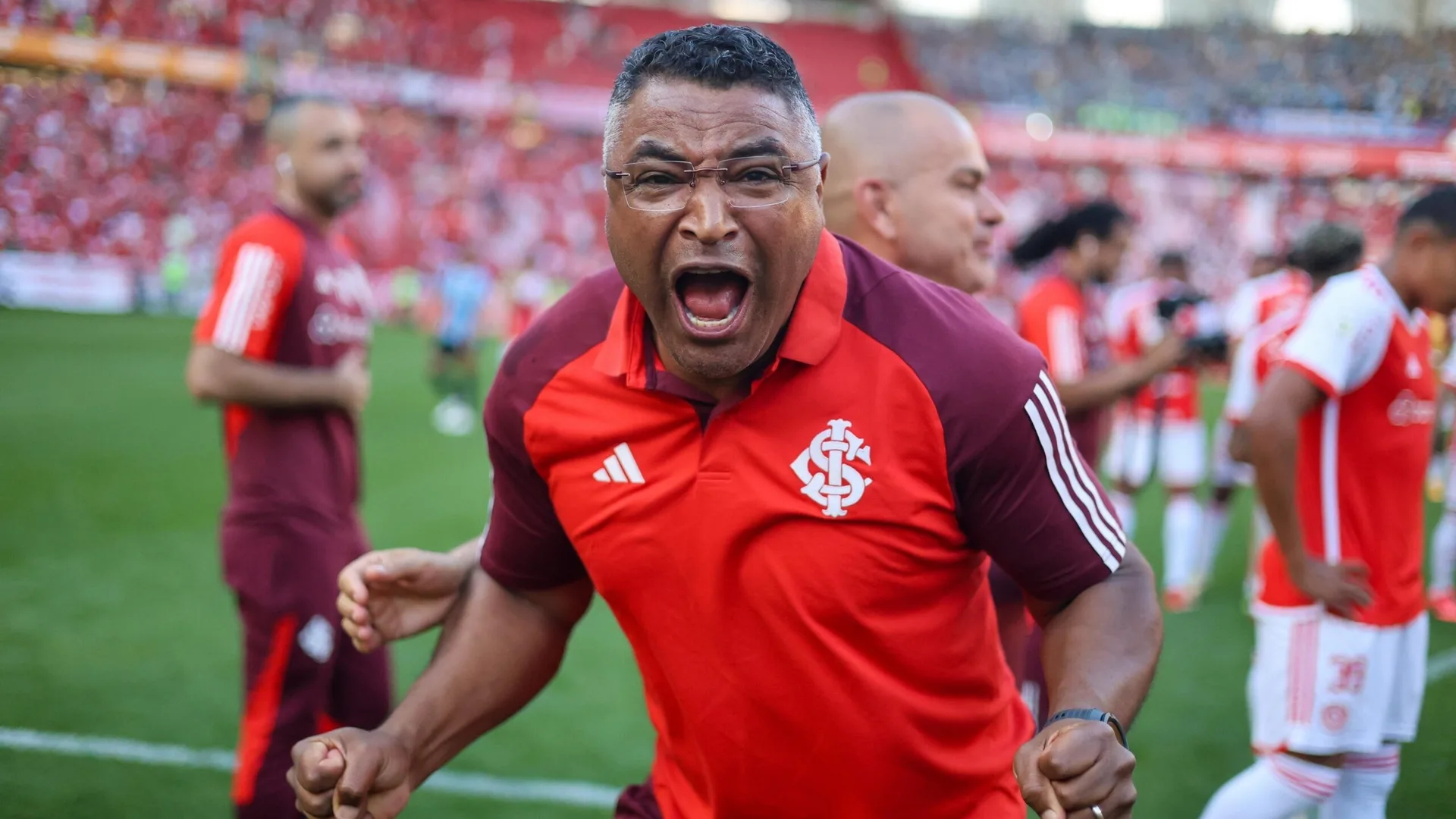 Roger Machado, do Internacional, surpreende e “coloca” Bernabei acima de Roberto Carlos entre os melhores laterais-esquerdos