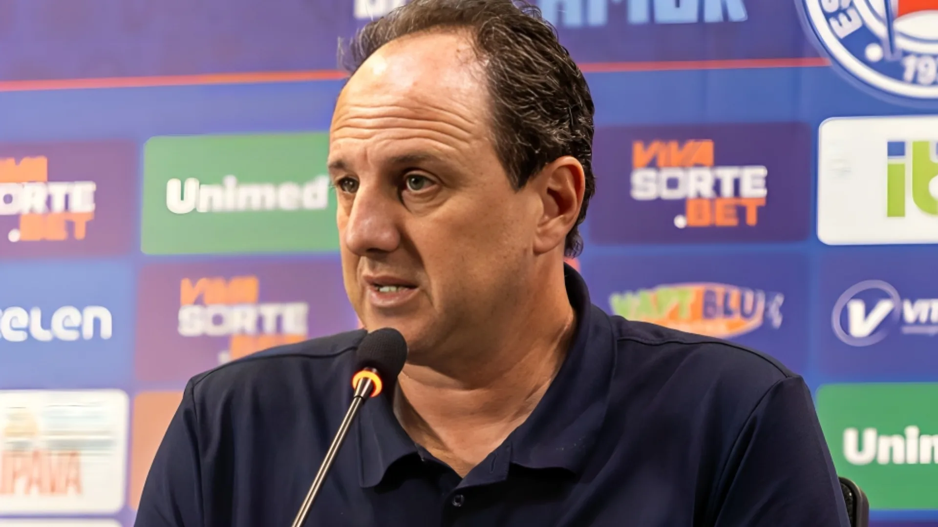 Rogério Ceni, do Bahia, indica clube que merece aplausos no Brasil hoje
