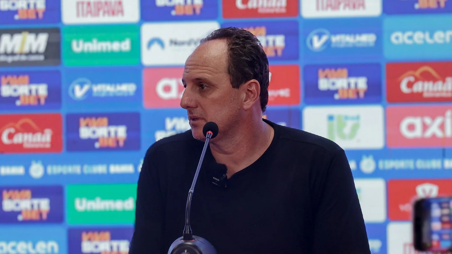 Rogério Ceni, do Bahia, indica meia que é “coringa” hoje no Brasil