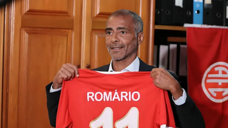 Romário surpreende ao colocar atacante no top-5 dos maiores da história