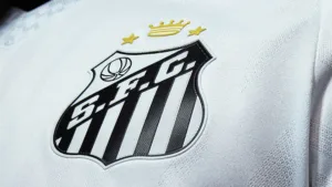 Santos antecipa lançamento de novos uniformes para temporada 2025