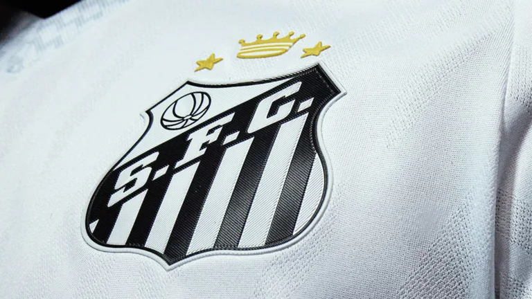 Santos antecipa lançamento de novos uniformes para temporada 2025