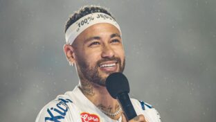 Neymar durante apresentação no Santos (Bruno Vaz / Santos FC)