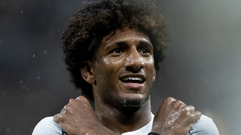 Corinthians abre conversas para tentar permanência de Talles Magno