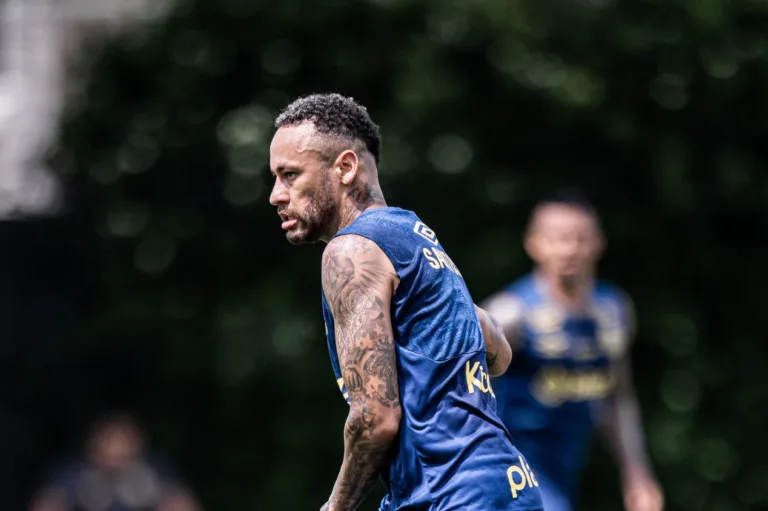Tostão indica risco para Neymar em retorno ao Santos