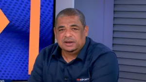 Vampeta expõe treinador na “corda bamba” no Brasil: “Capaz de não ficar”