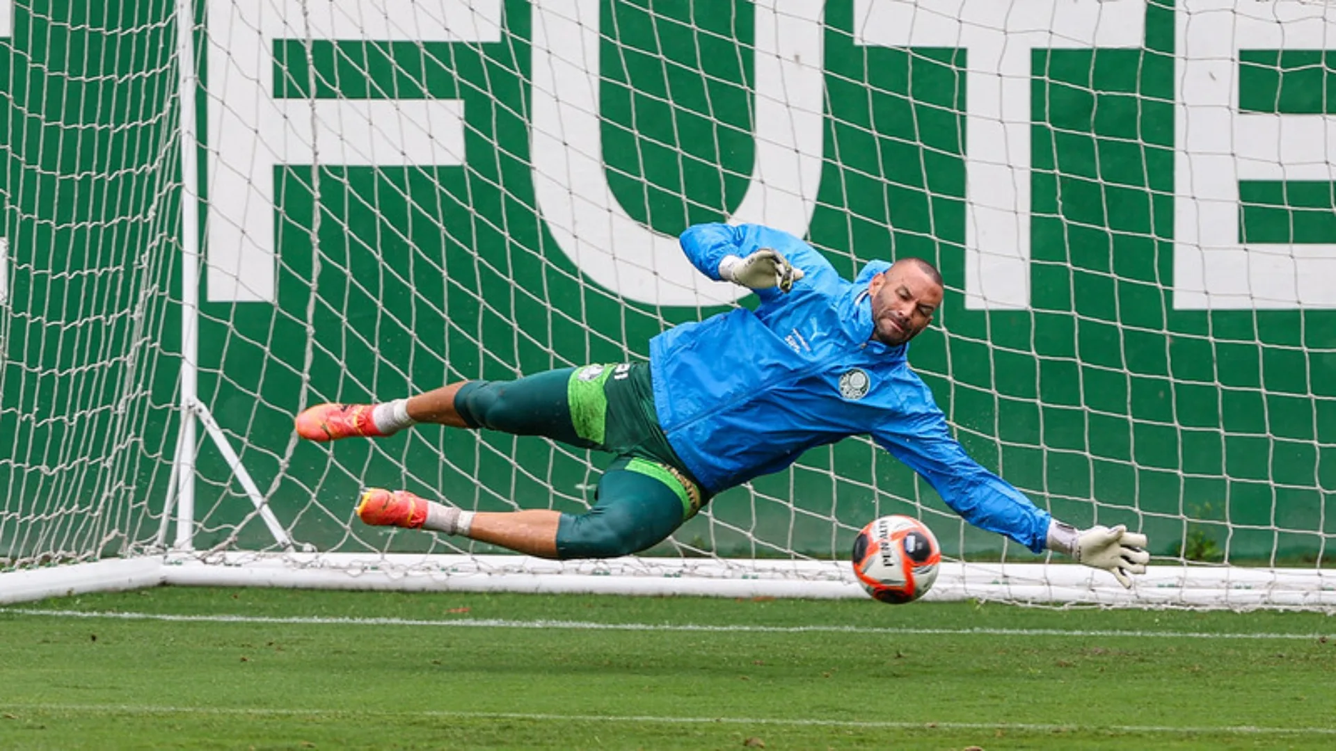Weverton, do Palmeiras, crava “jogo diferente” no futebol brasileiro: “Mexe com o torcedor” 