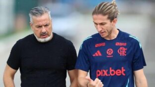 Filipe Luís ao lado de José Boto, diretor de futebol - Divulgação/Flamengo