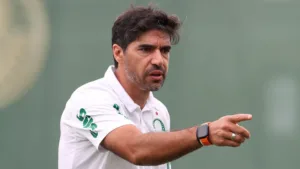 Palmeiras hoje: Abel tem desfalques de peso contra o Internacional no Brasileirão