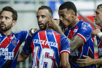 Bahia festeja gol contra o Vitória pelo Campeonato Baiano