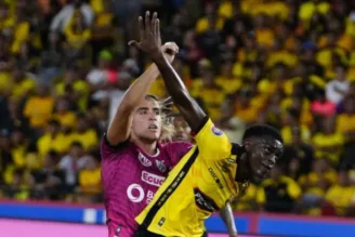 Na imagem, jogadores do Barcelona e Independiente Del Valle disputam bola