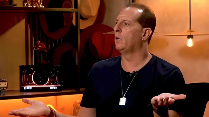 Benja no comando de podcast no YouTube (Reprodução)