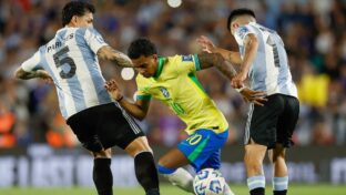 Rodrygo durante partida entre Argentina e Brasil nas Eliminatórias da Copa do Mundo ( Rafael Ribeiro / CBF)