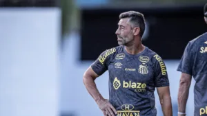 Pedro Caixinha se empolga com elenco do Santos e fala sobre Neymar