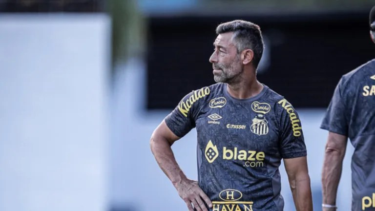 Pedro Caixinha se empolga com elenco do Santos e fala sobre Neymar