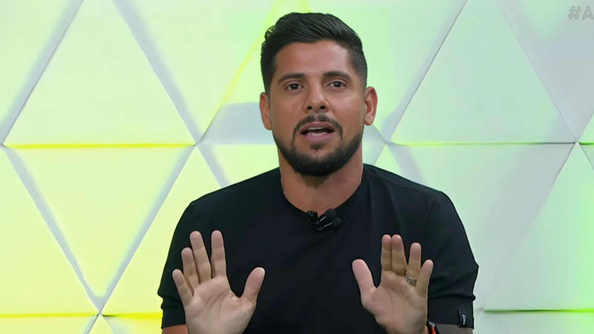 Cicinho detona e aponta técnico limitado: “Não tem esquema”