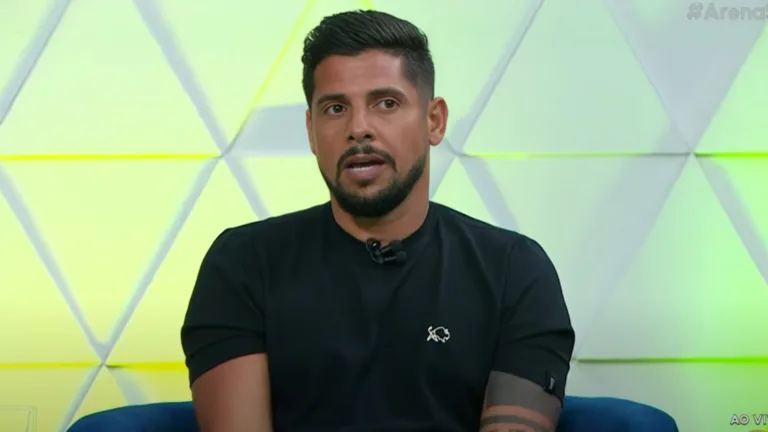 Cicinho deixa o SBT e emissora anuncia novos comentaristas