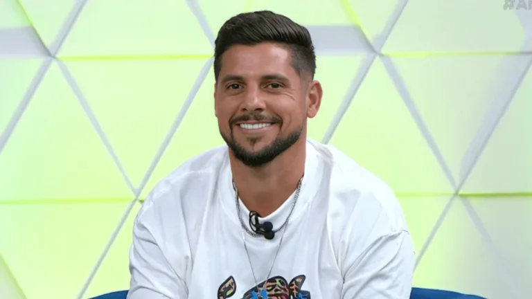 Cicinho surpreende com recado após vexame do Corinthians na Libertadores