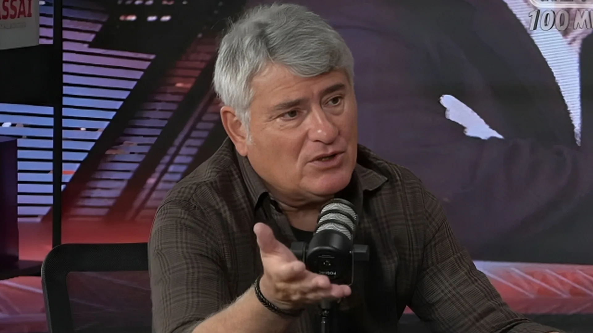 Cléber Machado define meio-campo rival superior à seleção brasileira: “Mais legal que o nosso”