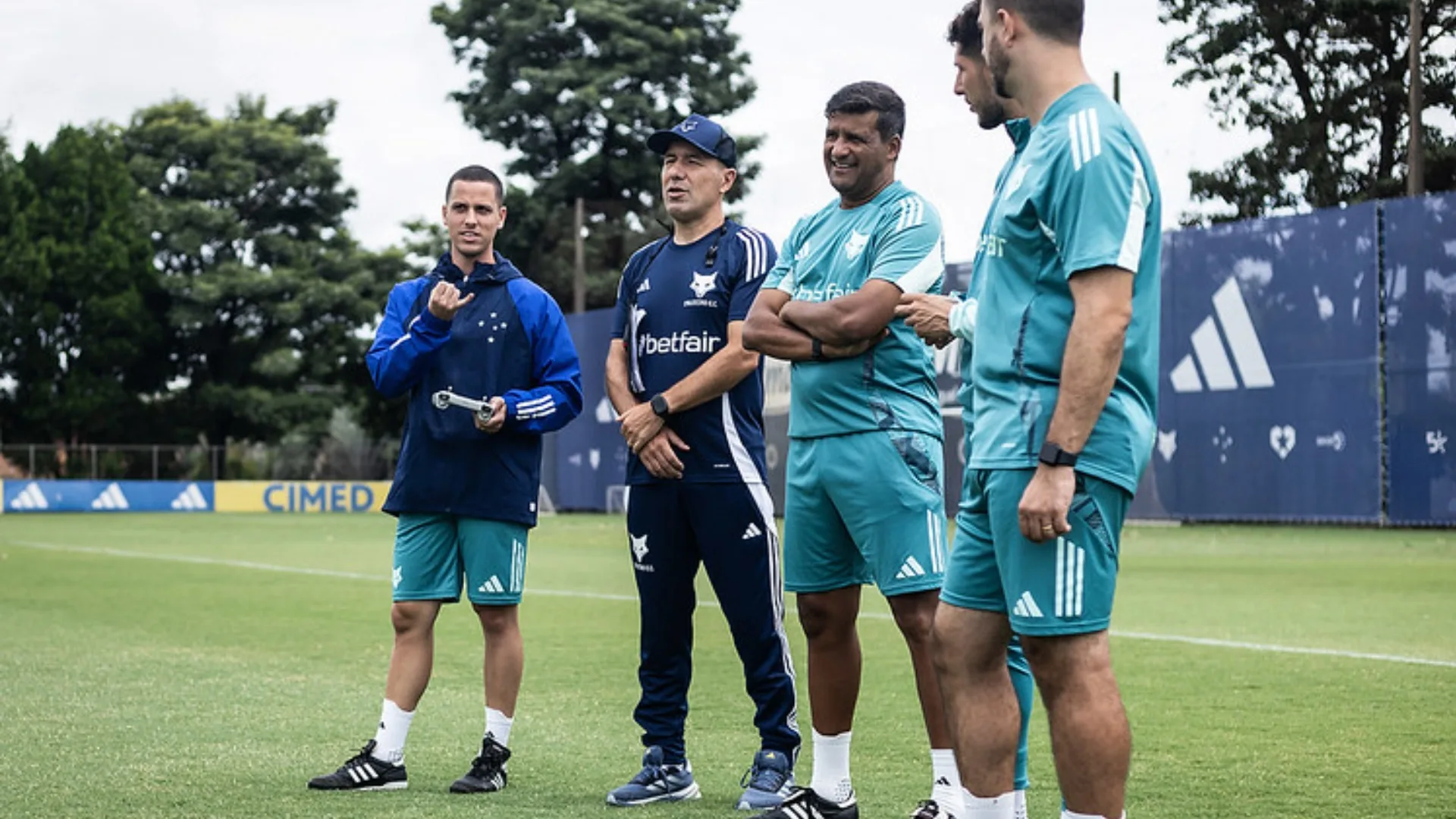 Técnico do Cruzeiro, Leonardo Jardim avalia período de treinos com o elenco e aponta times em estágios superiores