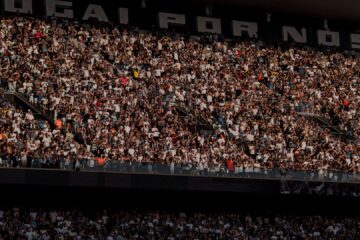 Na imagem, Corinthians vem com torcedores na Neo Química Arena