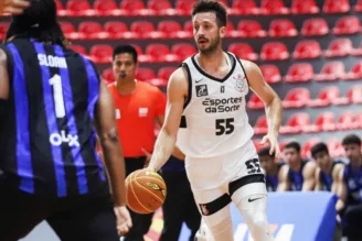 Na imagem, jogador do Corinthians conduz bola