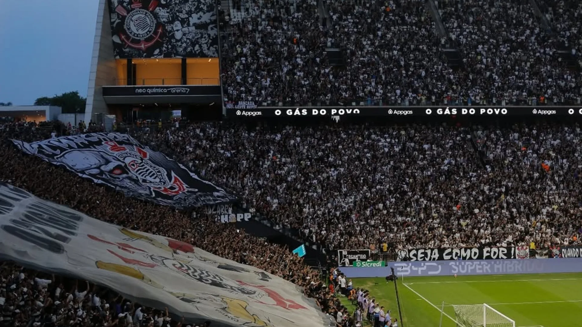 Emiliano Díaz responde críticas dos torcedores do Corinthians e faz cobrança